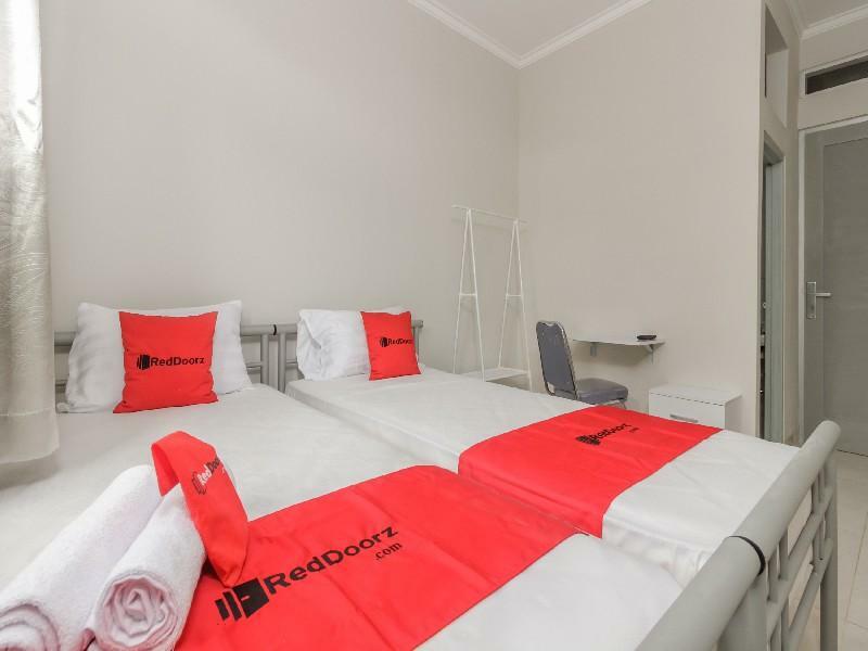 Hotel Reddoorz @ Cipete Raya Yakarta Exterior foto